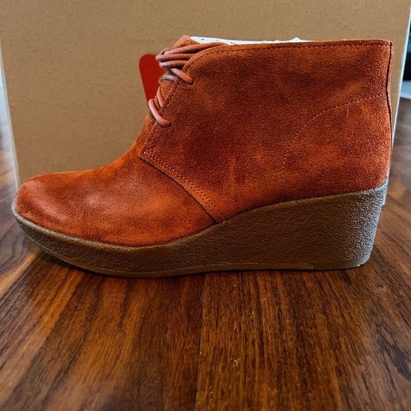 Clarks Shoes - Women’s Clark’s Aggie Terra Suede Boot🧡